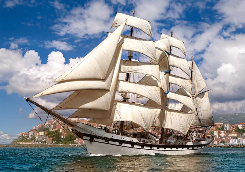 Grand Voilier Quittant le Port